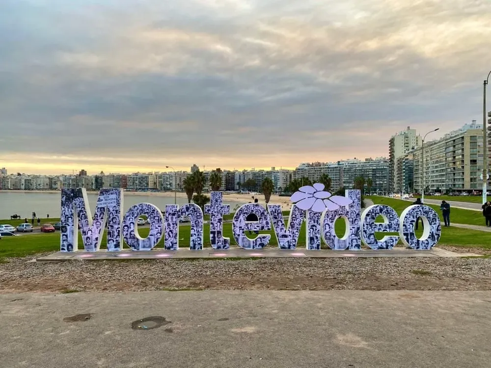 Cartel de Montevideo en Kibón.