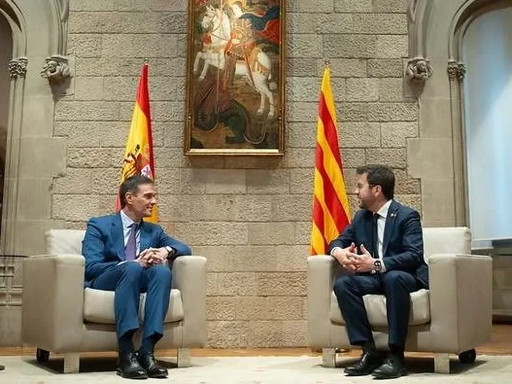 El presidente del Gobierno, Pedro Sánchez, y el presidente de la Generalitat de Cataluña, Pere Aragonès.