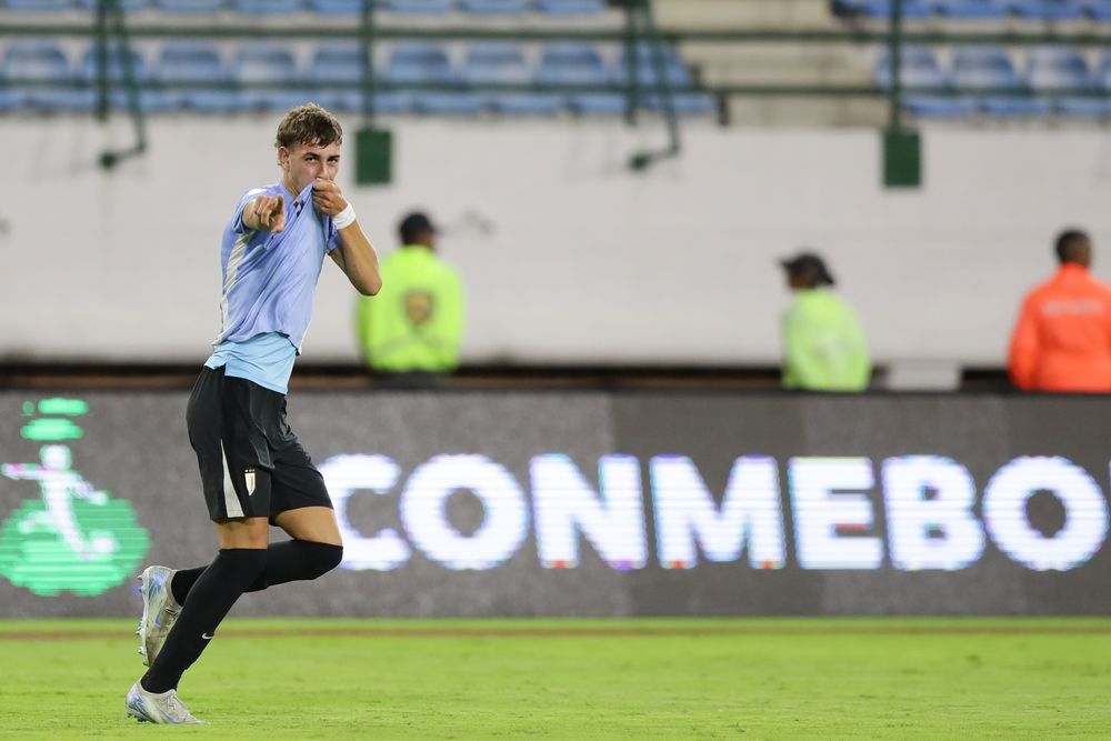 Juan Rodríguez de Uruguay celebra un gol ante Chile