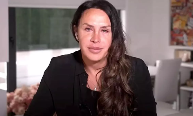 Karla Sofía Gascón llora durante una intervención televisiva.