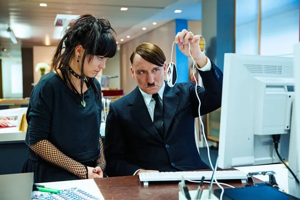 En la película Ha Vuelto, Hitler se ve transportado al mundo moderno