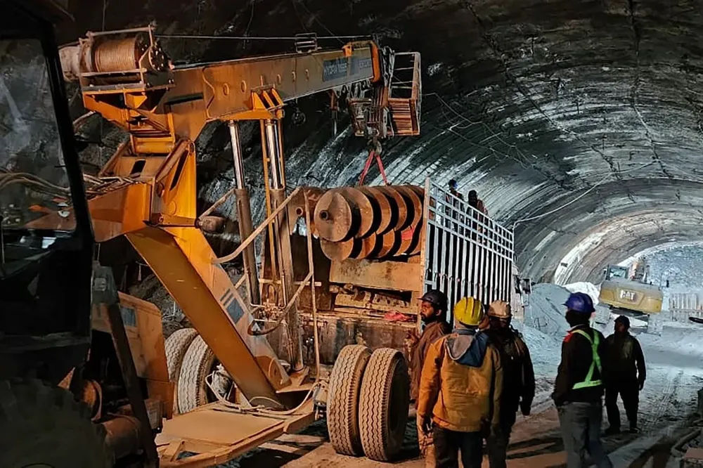 Las máquinas perforadoras que trabajan en el rescate de los obreros han logrado avanzar 18 metros entre los escombros, pero faltan al menos 48 horas de trabajo