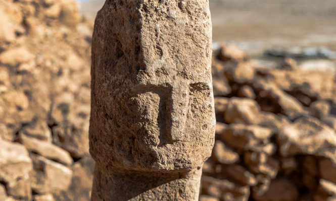 El relieve hallado en el yacimiento arqueológico de Karahantepe muestra afilados rasgos faciales, una nariz pequeña y ojos hundidos.