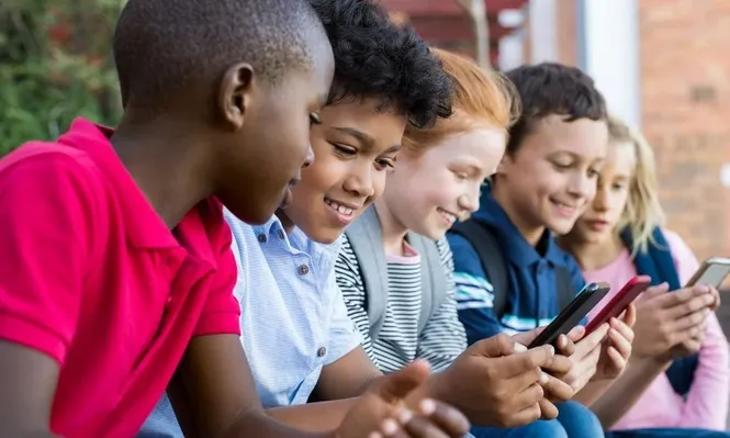 La mayoría de los expertos creen que la educación y la negociación son tan fundamentales como los ajustes técnicos cuando se trata de mantener seguros a tus hijos en internet.