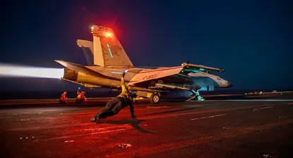 Foto provista por el Comando Central de los Estados Unidos de un avión lanzado desde el portaaviones Eisenhower que navega el Mar Rojo y realiza los bombardeos contra Yemen.