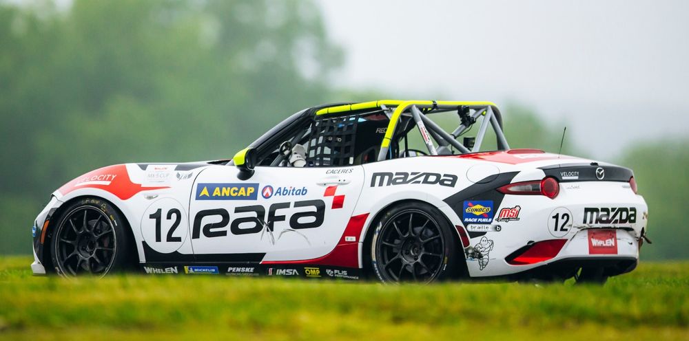La piloto uruguaya Maite Cáceres y su Mazda MX-5