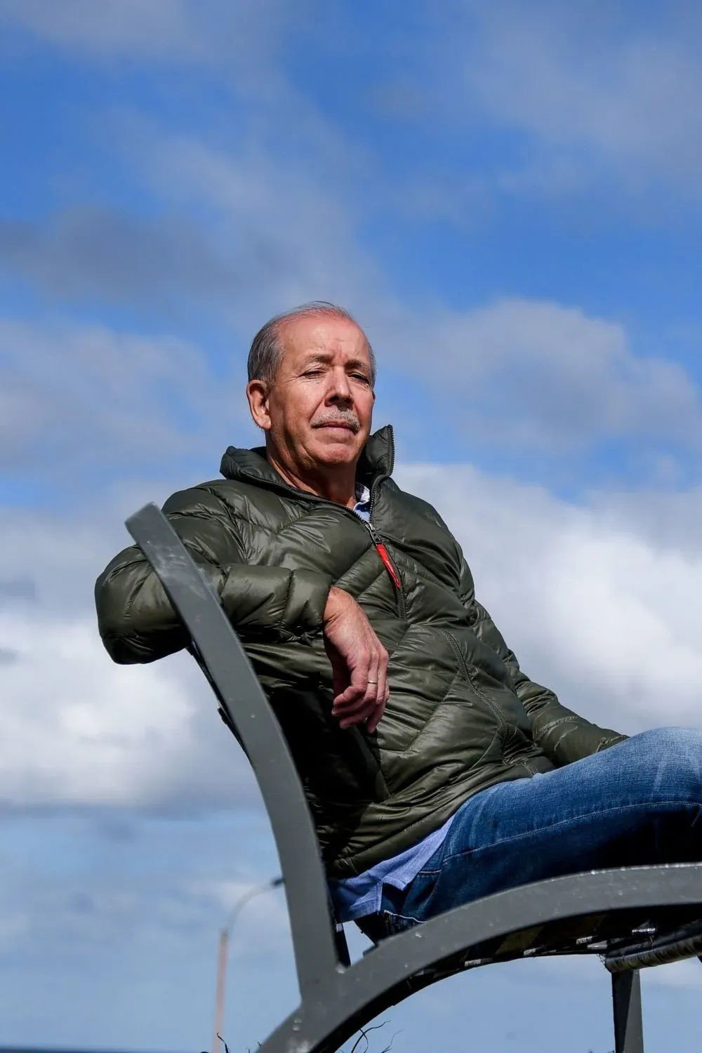 Núbel Cisneros abrigado: a diferencia del día de la entrevista, las fotos estuvieron acompañadas de un frente de frío intenso