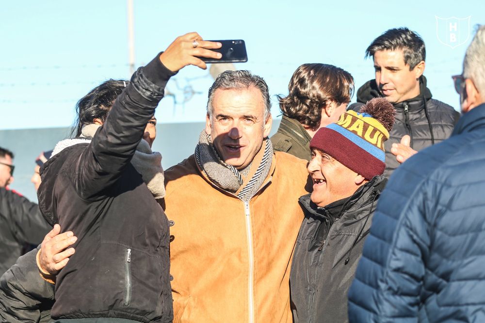 Yamandú Orsi se saca una foto con dos personas en el partido de la C