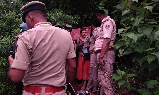 Kutina se ha defendido diciendo que ella y sus hijos eran felices viviendo en la cueva.