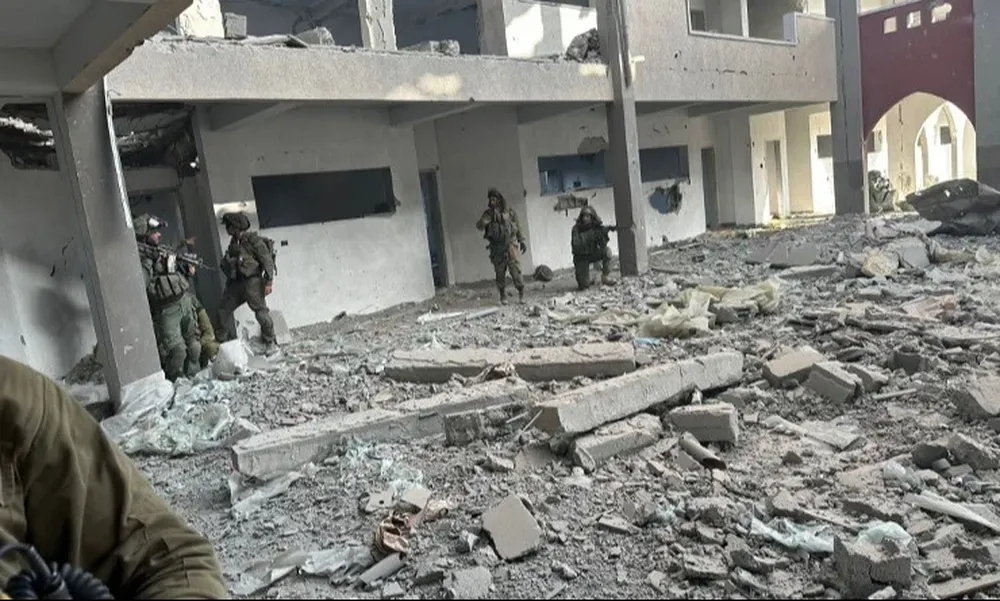 Tropas terrestres israelíes combaten en las ruinas del enclave palestino de Gaza.