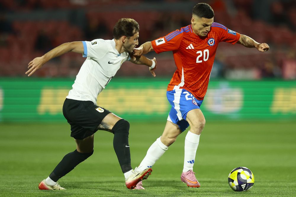 Lucas Cepeda de Chile disputa el balón con Matías Viña de Uruguay por Eliminatorias