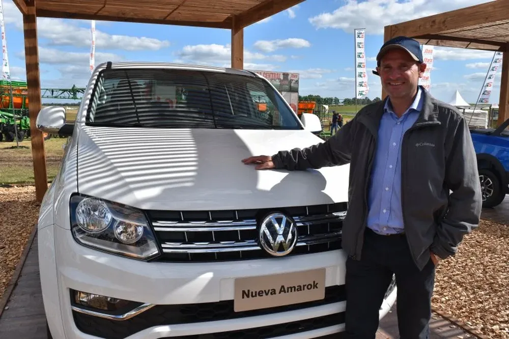 Ángel Garibotto, encargado del salón de ventas de Julio César Lestido SA, con la nueva Amarok