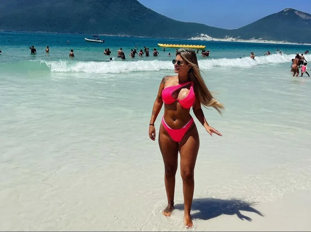 Mica Torres en días de playa en Río