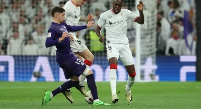 Federico Valverde pelea la pelota con Oihan Sancet e Iñaki Williams de Athletic Bilbao