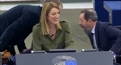 El momento en el que se escuchan ladridos en la Eurocámara.