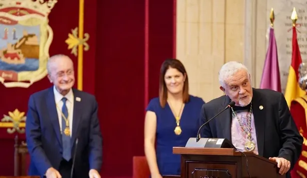 Momento de la entregar la Medalla de la Ciudad de Málaga y el nombramiento de Hijo Predilecto a José Manuel Cuenca Mendoza, Pepe Bornoy, como reconocimiento a su trayectoria artística en una imagen de archivo.