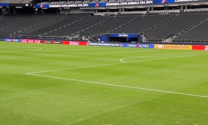 El piso del Allegiant Stadium, donde la selección de Uruguay enfrenta a Brasil