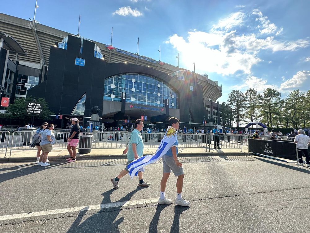 Los hinchas celestes se acercan de a poco al Bank of America Stadium para ver Uruguay vs Canadá por la Copa América 2024