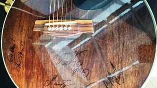 La guitarra firmada por Rihanna luego del concierto del día 28 de julio en Colonia, Alemania