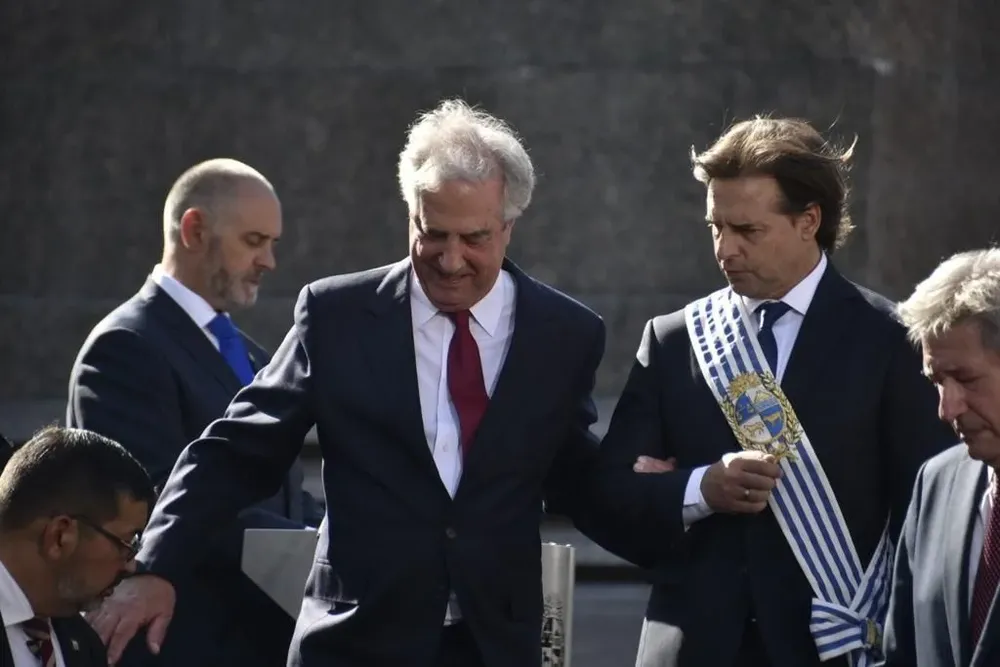 Lacalle Pou y Tabaré Vázquez, intercambiaron gestos amigables durante el traspaso de mando