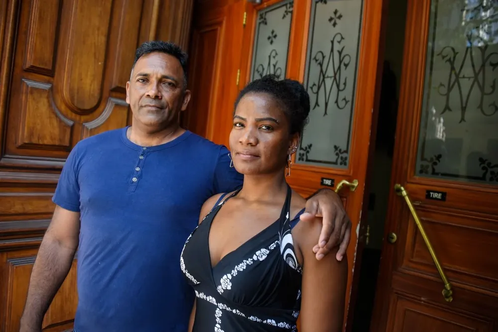 Carlos y Juliet ahora buscan trabajo en Uruguay.