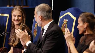 La princesa Leonor aplaudida por sus padres, los reyes Felipe VI y Letizia.  La princesa Leonor aplaudida por sus padres, los reyes Felipe VI y Letizia.