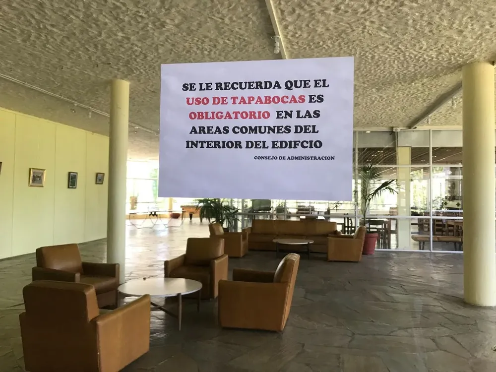 Las reglas se anuncian en varios carteles en todo el complejo.