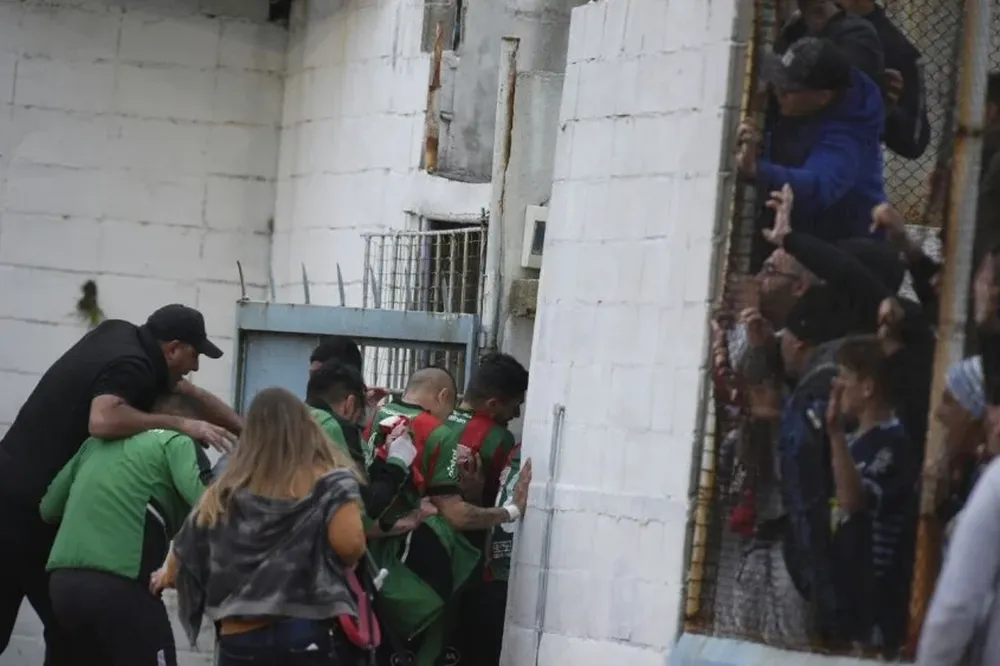 Jugadores de Rampla agredidos por hinchas de Cerro