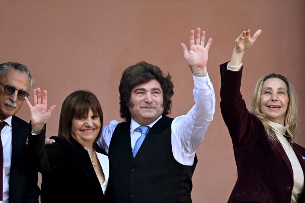 Patricia Bullrich, junto a Javier y Karina Milei. Esta semana volvió a sacudir al Gobierno con su gesto de autonomía y volvió a liderar el Power Rankings después de cuatro semanas.