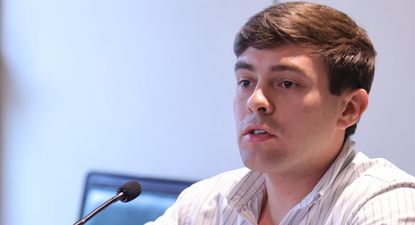 El edil Gonzalo Gómez en la conferencia de prensa de este lunes 28 de setiembre