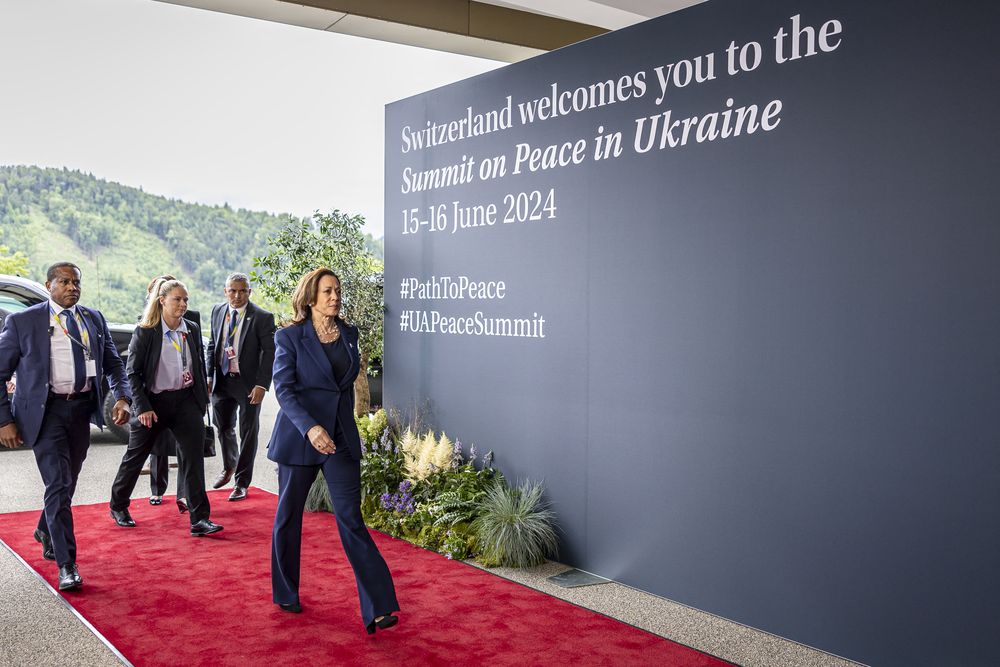 La vicepresidenta estadounidense Kamala Harris (derecha) llega al lujoso complejo de Burgenstock para la Cumbre sobre la paz en Ucrania.