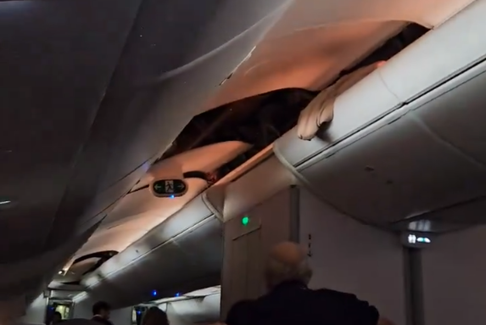 Así quedó parte del techo del avión de Air Europa que debió aterrizar en Brasil