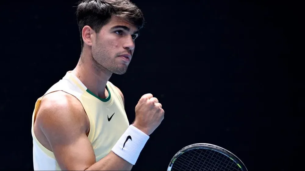 Carlos Alcaraz acelera camino de cuartos en Australia.