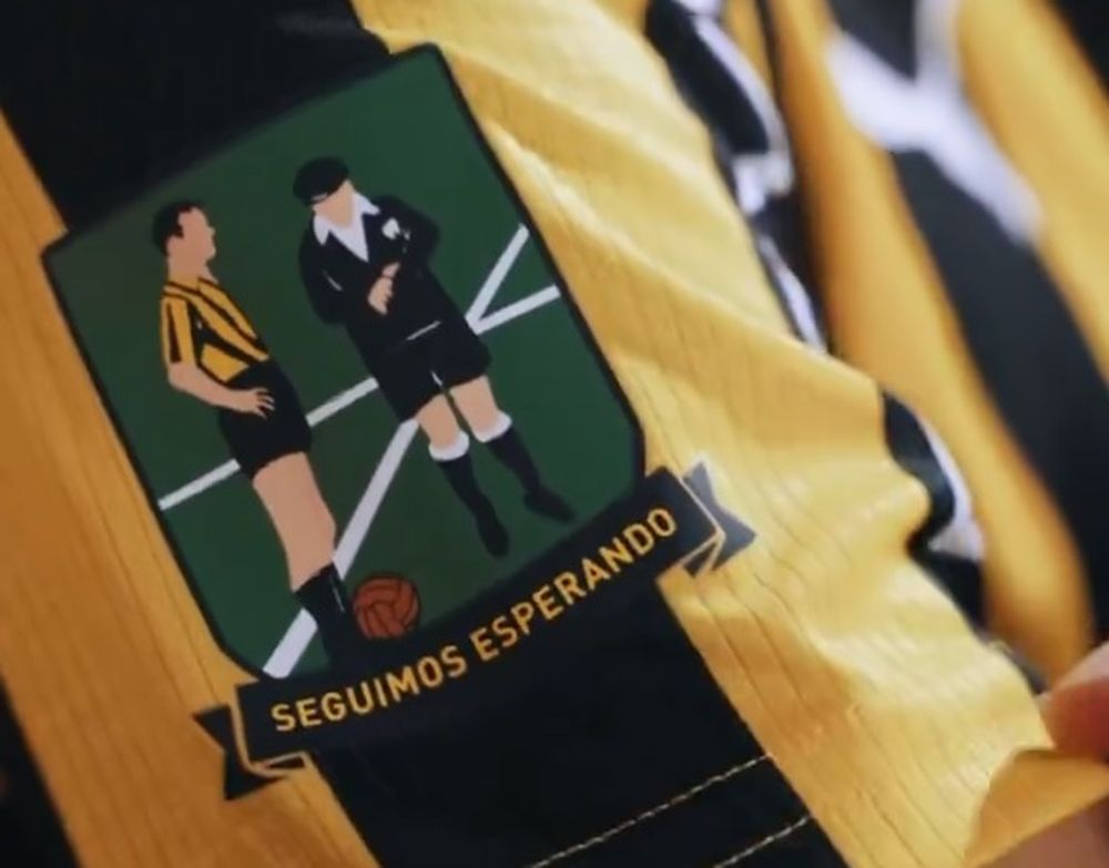 La insignia de la camiseta de Peñarol