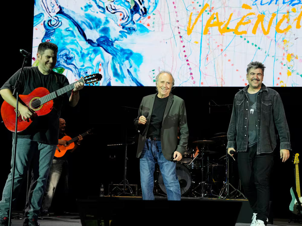 Serrat y Estopa en el concierto por los damnificados por la DANA.