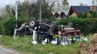 Choque entre tres camiones y una camioneta terminó con un vuelco en Canelones: dos personas resultaron heridas