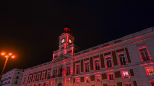 La Real Casa de Correos ilumina esta noche su fachada de naranja en recuerdo de los niños israelíes Ariel y Kfir Biba