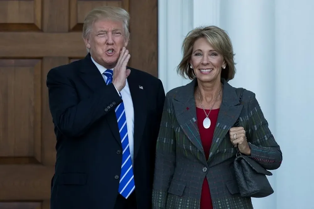 Donald Trump junto a Betsy DeVos