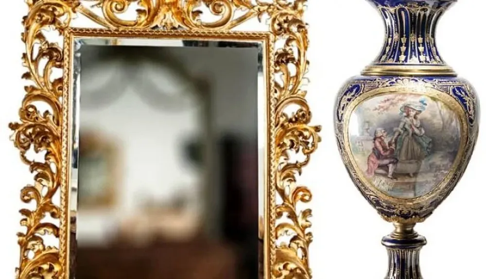 Espejo francés, en madera tallada dorada a la hoja y un Potiche de porcelana Sevres azul cobalto, de 77 centímetros de altura
