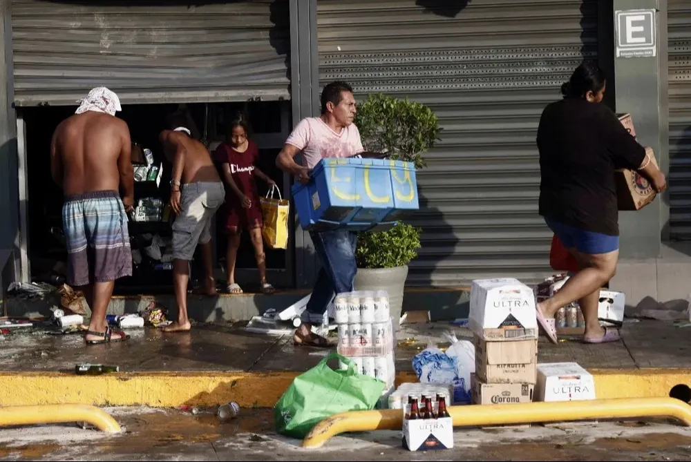 Una multitud se lanzó a saquear supermercados de Acapulco en busca de agua y alimentos.