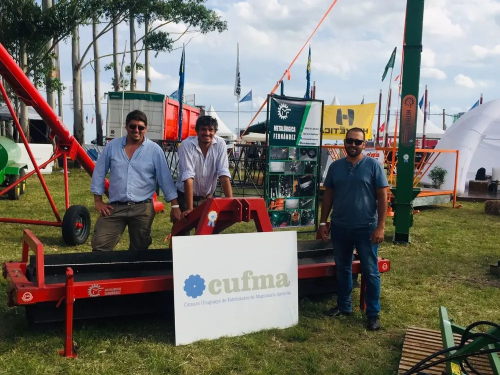 Integrantes de la cámara en el stand que presentan en la Expoactiva.