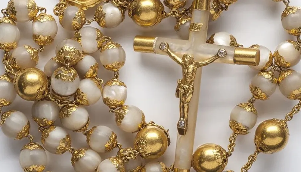 Un rosario de oro que subastará Andrés Castells