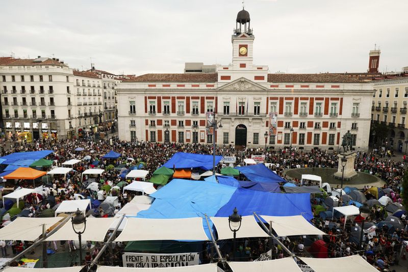 Díaz Ayuso y Almeida apuntan a Pedro Sánchez por la acampada en Sol y tachan de ilegal la inacción del Gobierno