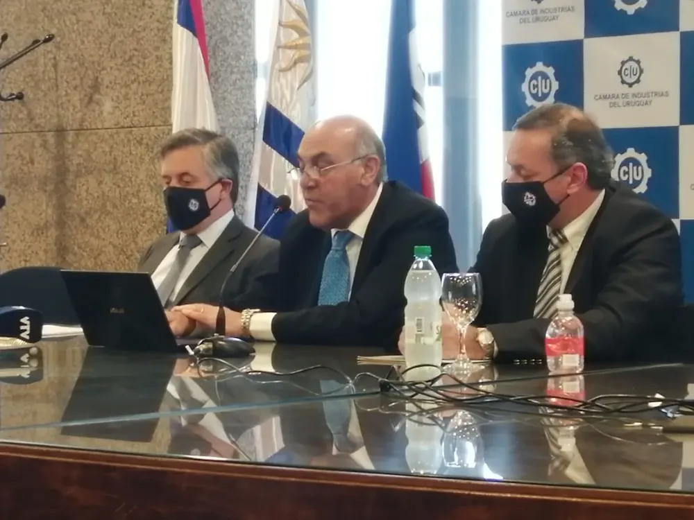 Paganini junto a Murara y Delgado en la conferencia de prensa.