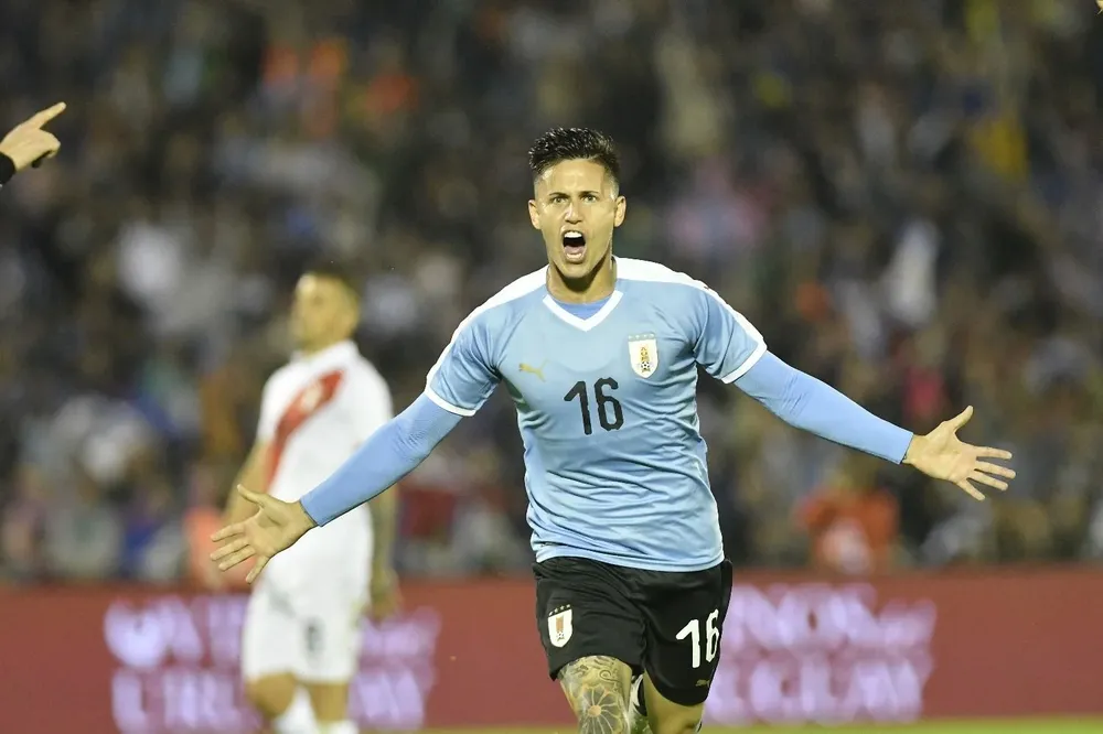 Brian Rodríguez celebra uno de los tres goles que convirtió con Uruguay, ante Perú, en octubre de 2019
