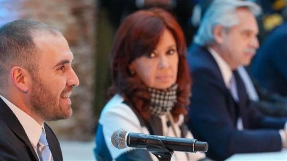 Otras épocas: El entonces ministro Martín Guzmán monitoreado por la entonces vicepresidenta Cristina Kirchner. En el fonto, Alberto Fernández