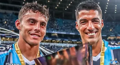 Felipe Carballo y Luis Suárez con la Recopa Gaúcha