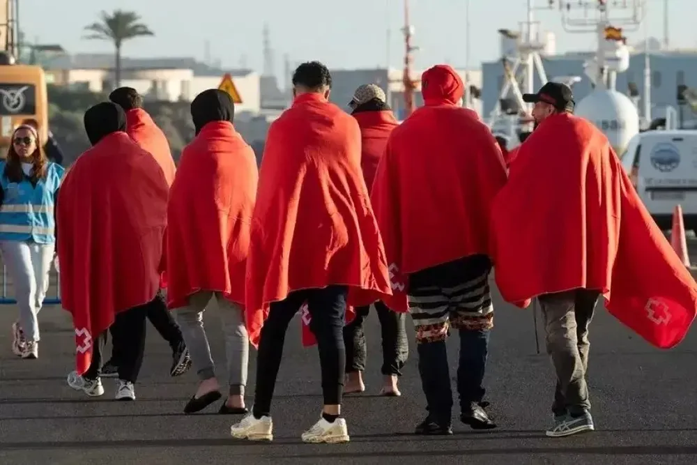 Personal de Salvamento Marítimo atiende a migrantes rescatados en Canarias.