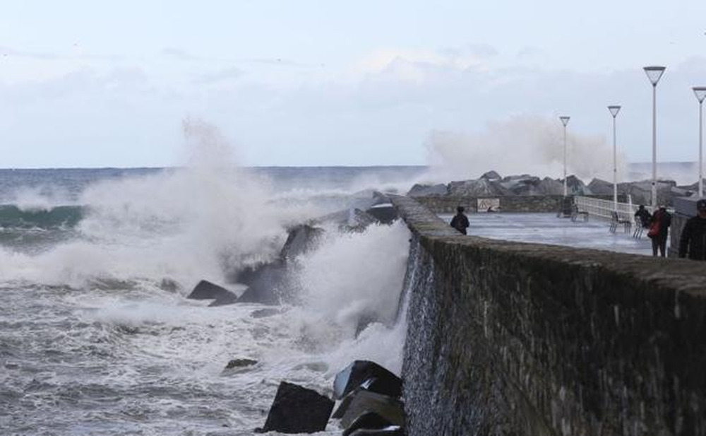 Olas de gran tamaño en las costas de Vigo.
