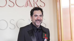 El español Javier Bardem lleva a los Oscar el lema No a la guerra de Pedro Sánchez y un pin pro Palestina